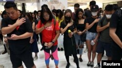 香港示威者在新城市广场商场为抗议活动中的死伤者和911恐袭死难者默哀。（2019年9月11日）
