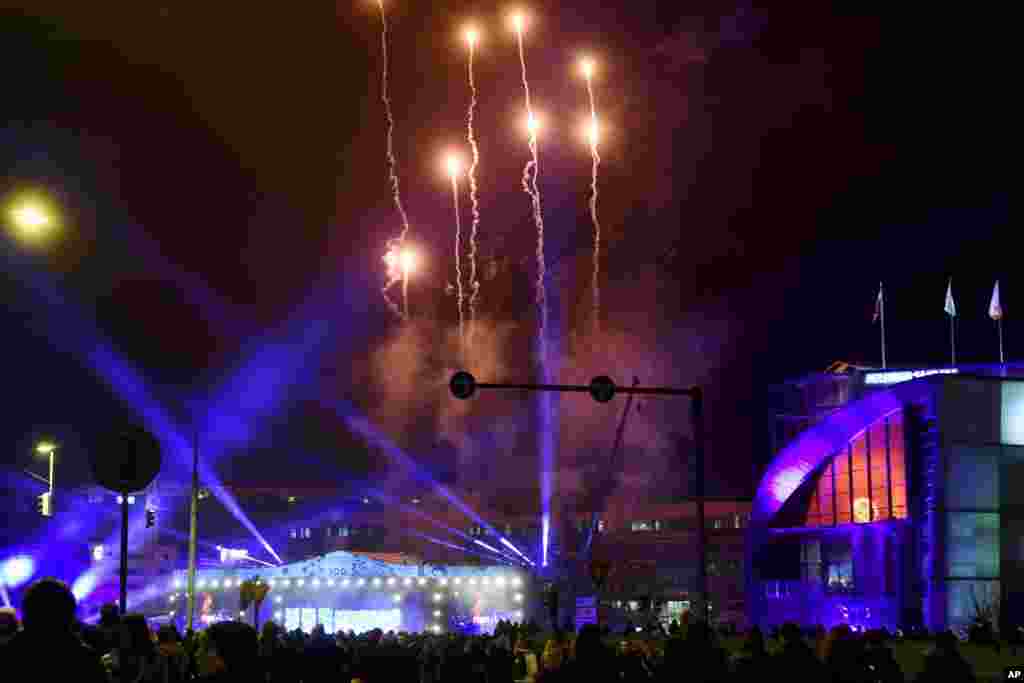 Fireworks light up the sky as the centenary year of Finnish independence kicks off on New Year&#39;s Eve, Dec. 31, 2016, with a big concert and dancing, in Helsinki, Finland.