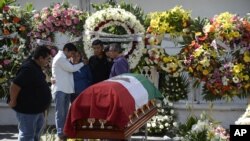 Familiares de la alcaldesa de Tamixco, Gisela Mota, lloran ante su ataúd, durante una ceremonia en su honor luego de ser asesinada el sábado.