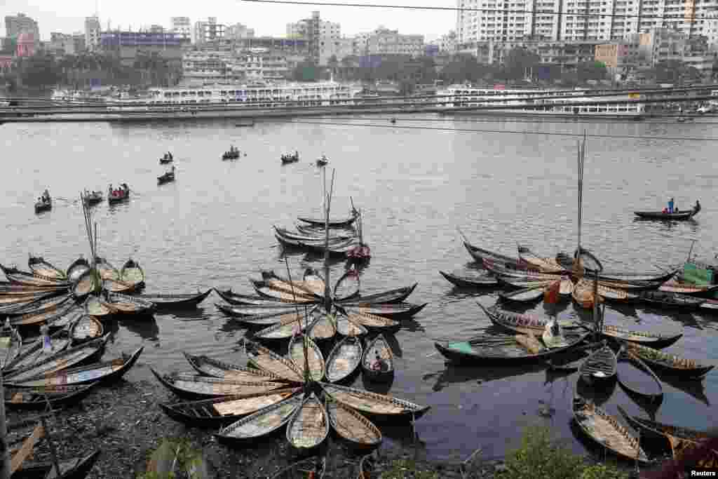 Beberapa perahu ditambatkan di pinggir sungai Buriganga, di pinggiran ibukota Dhaka, Bangladesh.