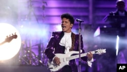 Bruno Mars trên sân khấu của lễ trao giải âm nhạc Mỹ lần thứ 59 tổ chức tại Los Angeles vào tháng 2 vừa qua.