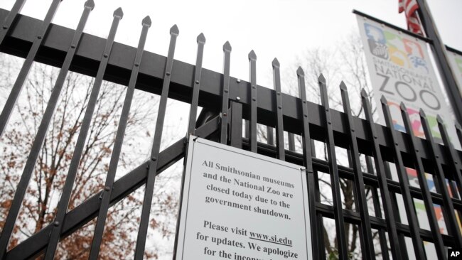 华盛顿史密森尼国家动物园的大门上贴着关闭的通知。由于联邦政府部分关闭，史密森尼国家动物园关闭。（2019年1月2日）