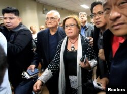 Senator Filipina Leila de Lima dikawal oleh petugas keamanan Senat setelah Pengadilan Pengadilan Regional memerintahkan penangkapannya, di markas Senat di kota Pasay, metro Manila. (Foto: Reuters)