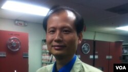 因打假而名声大振的中国科普作家方舟子近日做客美国之音，接受了专访 (美国之音海涛拍摄)