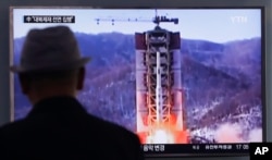 A man watches a TV news program showing a file footage of North Korea's rocket launch at Seoul Railway Station in Seoul, South Korea, April 28, 2016.