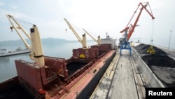 지난 7월 북한 라진항에서 러시아와 협력사업으로 건조한 둑 기공식이 열린 가운데, 석탄을 실은 화물선이 정박해있다.