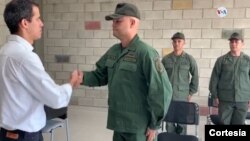 Un grupo de militares desertores se presentó oficialmente ante el presidente encargado de Venezuela, Juan Guaidó, quien los felicitó por su decisión de "ponerse del lado de la Constitución".