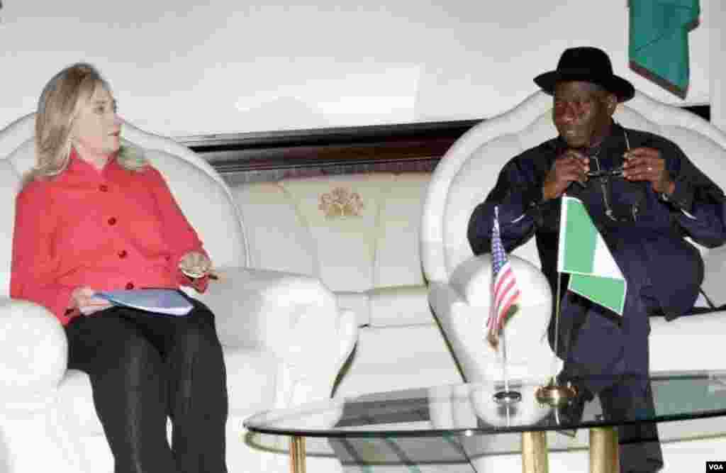 Sakatariyar harkokin wajen Amurka, Hillary Clinton, tana ganawa da shugaba Goodluck Jonathan na Najeriya a fadar shugaban a Abuja, alhamis, 9 Agusta 2012.