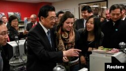 Cựu Chủ tịch nước Trung Quốc Hồ Cẩm Đào thăm Viện Khổng Tử ở Trường Trung học Walter Payton ở Chicago, 21/1/2011.