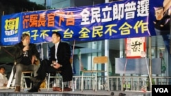 香港立法會議員梁國雄(左)與郭榮鏗出席「倒梁」集會論壇，講解啟動彈劾特首梁振英的理據