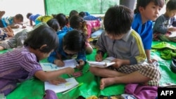 ကယားပြည်နယ်၊ ဒီမောဆိုမြို့နယ်အနီး Pu Phar ရွာက စစ်ဘေးရှောင်ကလေးတွေ ကျောင်းတက်နေတဲ့မြင်ကွင်း။ (ဇူလိုင် ၃၊ ၂၀၂၁)