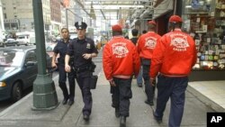 Guardian Angels senantiasa memberi sumbangan positif bagi komunitas, terutama dalam memerangi kriminalitas seperti copet, perkelahian, mabuk di muka umum dan sebagainya (foto: dok)..