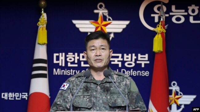 韩国联合参谋本部的全东进少将在首尔韩国国防部举行的记者会上谈朝鲜发射的飞行物。(2019年11月28日)