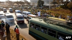 Les partisans du ZANU-PF se tiennent dans les rues de Harare après avoir assisté au rassemblement de leur parti avant les élections générales du Zimbabwe le 28 juillet 2018.