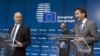 欧盟执委会经济和货币事务专员莫斯科维奇（左）与欧元集团财长委员会主席戴塞尔布卢姆在欧元区财长就希腊债务问题在布鲁塞尔召开紧急会议后在记者会上讲话。（2015年6月22日）