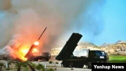 북한이 14일 단거리 발사체 3발과 300㎜로 추정되는 신형 방사포 2발을 발사했다고 한국 합동참모본부가 밝혔다. 북한 조선중앙 TV에서 보도한 군부대 포 실탄사격 훈련 모습. 