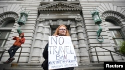 Seorang warga AS berunjuk rasa memprotes larangan pendatang Presiden Trump di depan gedung pengadilan di San Francisco, California, 7 Februari 2017. (Foto: dok).