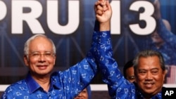 2013年５月６﹐馬來西亞總理納吉布(左) 同他的副手副總理慕尤丁亞辛(右)在吉隆坡慶祝選舉勝利。