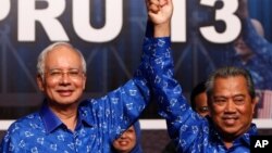 马来西亚总理纳吉布(左) 同他的副手副总理慕尤丁亚辛(右)赢得选举之后2013年５月６日在吉隆坡庆祝选举胜利