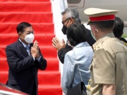 Pemimpin junta Myanmar Jenderal Senior Min Aung Hlaing (kiri) memberi isyarat saat penyambutan kedatangannya menjelang KTT ASEAN, di Bandara Internasional Soekarno Hatta di Tangerang, Banten, 24 April 2021. (Foto: Reuters)