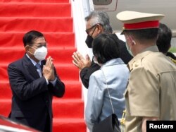 Pemimpin junta Myanmar Jenderal Senior Min Aung Hlaing (kiri) memberi isyarat saat penyambutan kedatangannya menjelang KTT ASEAN, di Bandara Internasional Soekarno Hatta di Tangerang, Banten, 24 April 2021. (Foto: Reuters)