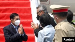 Pemimpin junta Myanmar Jenderal Senior Min Aung Hlaing (kiri) memberi isyarat saat penyambutan kedatangannya menjelang KTT ASEAN, di Bandara Internasional Soekarno Hatta di Tangerang, Banten, 24 April 2021. (Foto: Reuters)