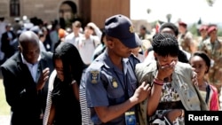 Nhiều người không cầm được nước mắt sau khi đến viếng linh cữu ông Mandela tại Tòa nhà Union Buildings ở Pretoria.