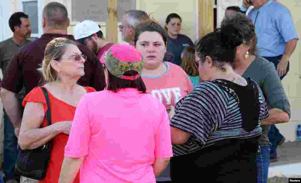 Para keluarge berkumpul di sebuah balai warga menunggu kabar mengenai penembakan di Gereja Baptis Pertama di Sutherland Springs, Texas, 5 November 2017.