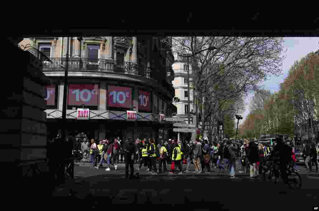 اهپیمایی جلیقه زردها در پاریس علیه سیاست های دولت امانوئل ماکرون، در بیست و یکمین هفته متوالی