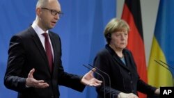 Ukrajinski premijer Arsenij Jacenjuk i nemačka kancelarka Angela Merkel na konferenciji za novinare u Berlinu