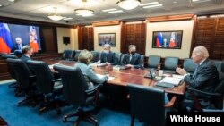Фото: Поширене Білим домом фото розмови президентів США та Росії. Джерело @WhiteHouse у соціальній мережі Twitter