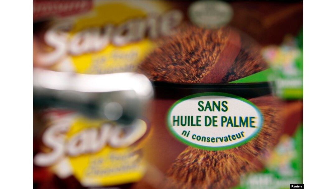 Stiker dengan keterangan "tidak mengandung minyak sawit dan pengawet" terlihat pada kemasan biskuit di sebuah supermarket di Nice, Perancis, 16 Maret 2016. (Foto: Reuters)