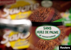Stiker dengan keterangan "tidak mengandung minyak sawit dan pengawet" terlihat pada kemasan biskuit di sebuah supermarket di Nice, Perancis, 16 Maret 2016. (Foto: Reuters)
