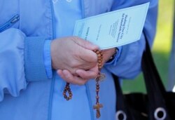 Seorang biarawati memegang sepasang rosario di Boston, Massachusetts 18 April 2013. (Foto: REUTERS/Jessica Rinaldi)