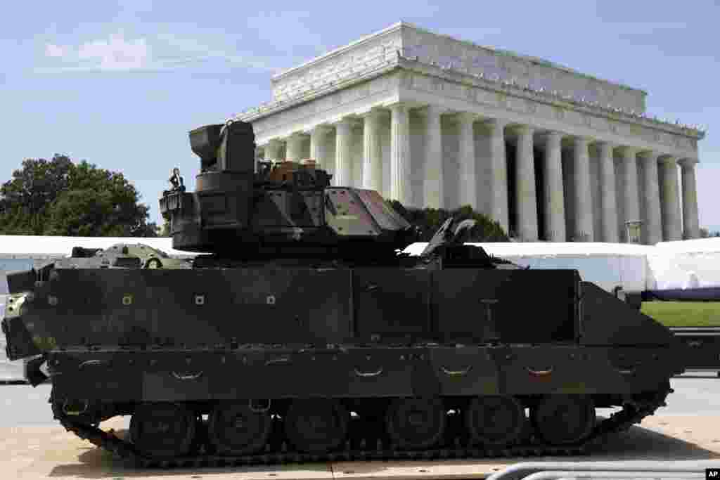 Moja ya magari ya kivita aina ya Bradley Fighting Vehicles likiendeshwa kuingia katika uwanja wa Kumbukumbu wa Lincoln Memorial kwa ajili ya matayarisho ya salamu za Rais wa Marekani Donald Trump kwa taifa siku ya uhuru wa Marekani Julai 4, 2019, Washington.