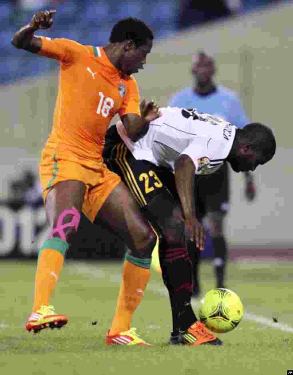 Abdul Kader Keita (L) of Ivory Coast fights for the ball with Jose Pierre Vunguidica of Angola during their African Nations Cup soccer match in Malabo January 30, 2012.