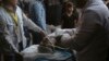 Petugas medis memindahkan seorang pemuda yang mengalami luka serius setelah tertembak di bagian kepala oelh tentara Israel dalam unjuk rasa di perbatasan dengan Israel di Jalur Gaza di rumah sakit Shifa di Kota Gaza, 3 Mei 2019.
