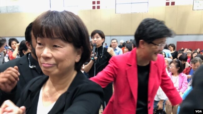 在2019年10月12日于尔湾南海岸中华文化中心举行的读者见面会上龙应台女士与粉丝握手