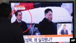 Tayangan TV Korsel memperlihatkan, Jang Song Thaek (belakang) mendampingi Kim Jong-Un dalam sebuah upacara di Pyongyang (foto: dok). 