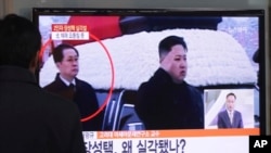 Ông Kim Jong Un, 30 tuổi, xem ông Jang (phía sau) người hơn gấp đôi tuổi mình, như một đối thủ.