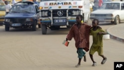 Enfants talibés mendiant à Dakar, au Sénégal, le 31 août 2010