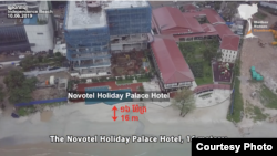 ទិដ្ឋភាពសណ្ឋាគារ ​Novotel Holiday Palace Hotel ចម្ងាយ​​១៦ម៉ែត្រពីកម្រិតទឹកជោរ នៅខេត្តព្រះសីហនុ។ (រូបភាពដោយចលនាមាតាធម្មជាតិ)