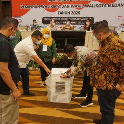 Proses rekapitulasi hasil penghitungan suara Pilkada Medan, Selasa 15 Desember 2020. (Foto courtesy: KPU Medan).