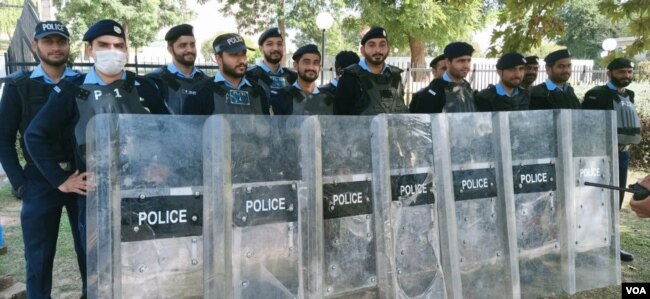 عمران خان کی پیشی کے موقع پر عدالت کے باہر سیکیورٹی کے سخت انتظامات کیے گئے تھے۔