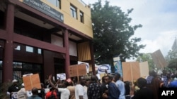 Des militants du "Balai Citoyen Guinée" participent à une manifestation devant la cour constitutionnelle de Conakry, le 19 septembre 2018.