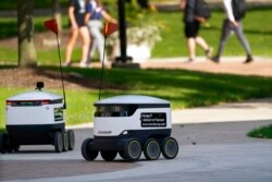 Robot menavigasi kampus Bowling Green State University di Bowling Green, Ohio pada Kamis, 13 Oktober 2021.