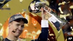 El mariscal de Denver, Peyton Manning, alza el Trofeo Vince Lombardi tras conquistar el Super Bowl 50 frente a los Panthers de Carolina.