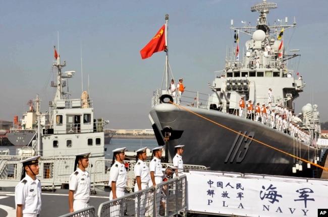 中國軍艦準備離開青島港口參加美中海上聯合演習（2013年8月20日）