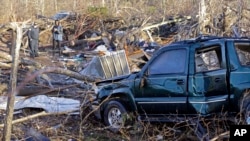 24일 토네이도가 강타한 미국 테네시주 린든에 부서진 자동차와 잔해들이 널려있다.
