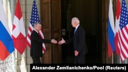 Le président russe Vladimir Poutine et le président américain Joe Biden se serrent la main lors de leur rencontre à la Villa la Grange à Genève, en Suisse, le 16 juin 2021.